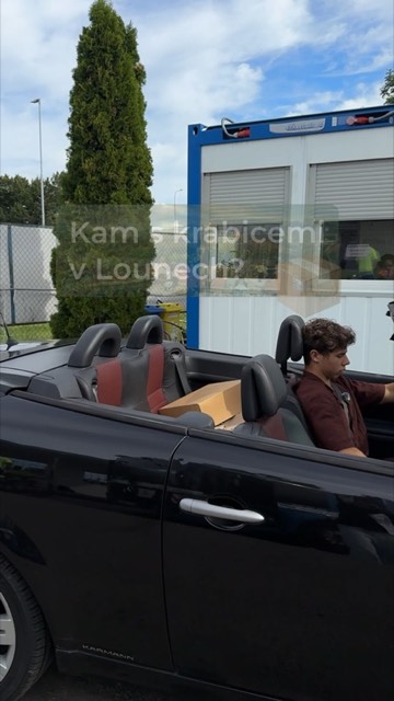 Chystáte se do sběrného dvora? Kabriolet plný kartonu